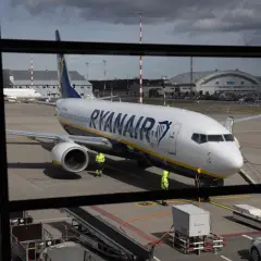 Samolot Ryanair, jednej z największych linii lotniczych w Europie, na płycie lotniska.