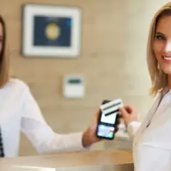 Ile zarabia się na recepcji w hotelu? Zaskakujące fakty o wynagrodzeniach