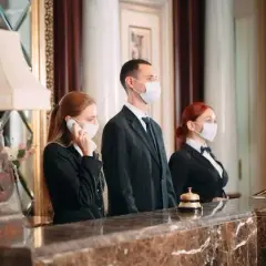 Co robi recepcjonistka w hotelu? Odkryj kluczowe obowiązki tej roli