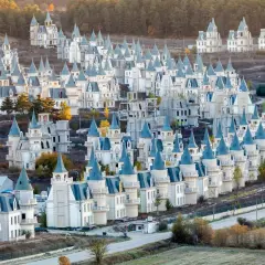 Osiedle Burj Al Babas, pełne identycznych, bajkowych zamków z niebieskimi dachami, wygląda jak opuszczone miasteczko z baśni.