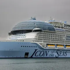 Icon of the Seas" – największy statek wycieczkowy świata, majestatycznie cumuje w porcie.