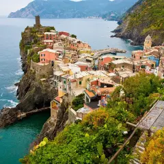 Kolorowe domy Cinque Terre na klifie nad turkusowym morzem. Marzenie o włochy loty staje się rzeczywistością.