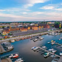 Port w Szczecinie z licznymi jachtami i łodziami, budynkami portowymi i dźwigami. Nietypowe atrakcje Szczecin czekają nad wodą!