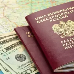 Dwa polskie paszporty i banknoty dolarowe na mapie. Czy do Szwajcarii potrzebny jest paszport? Tak, jeśli nie jesteś obywatelem UE.