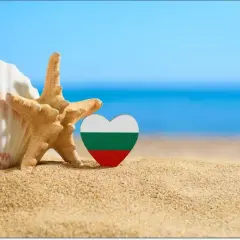 Muszelka, rozgwiazda i serce z flagą Bułgarii na plaży. Czy do Bułgarii potrzebny jest paszport? Sprawdź przed podróżą!
