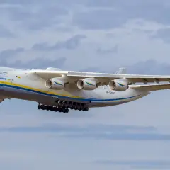 Antonov An-225 Mrija, największy samolot na świecie, w locie.