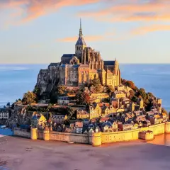 Mont Saint-Michel, jedno z najpiękniejszych miejsc we Francji, majestatycznie wznosi się z morza.