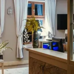 Czy można wynająć pokój w hotelu nie mając 18 lat? Sprawdź zasady