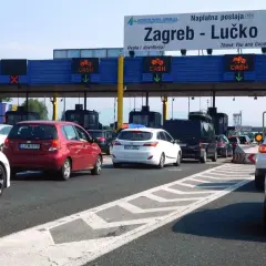 Korki na autostradzie przed punktem poboru opłat w Chorwacji. Winiety Chorwacja są niezbędne do przejazdu.