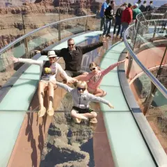 Rodzina na szklanym tarasie z widokiem na Wielki Kanion. Niezapomniane wrażenia z wycieczki z Las Vegas!