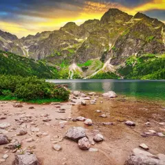 Górskie jezioro Morskie Oko, jedno z najpiękniejszych, fajne miejsca w Polsce.