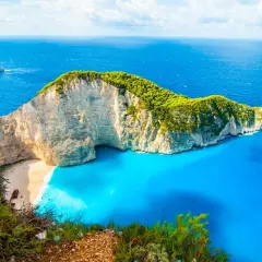 Navagio Beach, Zakynthos – jedno z najpiękniejszych miejsc w Grecji. Białe klify, turkusowa woda i wrak statku tworzą niezapomniany widok.