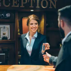 Czy wychodząc z hotelu zostawia się klucz? Sprawdź zasady i uniknij kosztów