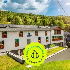 Apartamenty Bachledka Słowacja z kolejką linową w tle. Zielony neon informuje o darmowej kolejce podczas całego pobytu.
