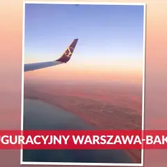 Skrzydło samolotu nad wybrzeżem podczas lotu do Azerbejdżanu. Inauguracyjny lot Warszawa-Baku.