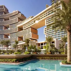 Hotel Atlantis w Dubaju, z basenem i palmami, zaprasza na niezapomniane wakacje.