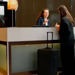 Czy w hotelu trzeba pokazać dowód? Sprawdź, co musisz wiedzieć