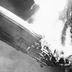 Hindenburg sterowiec płonie w powietrzu, dramatyczny moment katastrofy.
