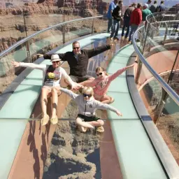 Rodzina na szklanym tarasie z widokiem na Wielki Kanion. Niezapomniane wrażenia z wycieczki z Las Vegas!