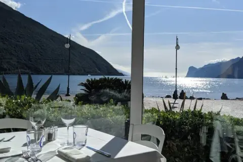 Gdzie zjeść w Desenzano del Garda? Odkryj najlepsze restauracje z widokiem