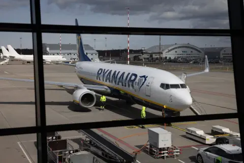 Samolot Ryanair, jednej z największych linii lotniczych w Europie, na płycie lotniska.