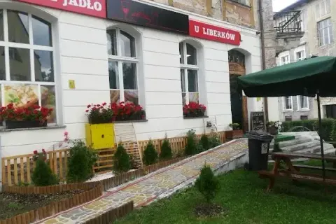 Gdzie zjeść w Jasnej Górze? Odkryj najlepsze miejsca na posiłek
