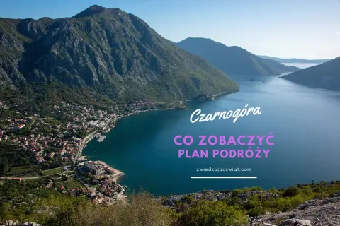 Widok na zatokę i malownicze czarnogóra miasta w otoczeniu gór. Plan podróży po wybrzeżu.