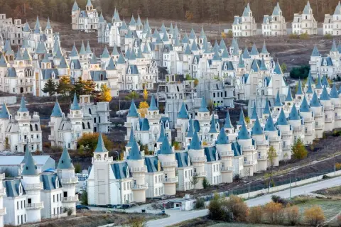 Osiedle Burj Al Babas, pełne identycznych, bajkowych zamków z niebieskimi dachami, wygląda jak opuszczone miasteczko z baśni.