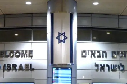 Powitanie w Izraelu. Flaga Izraela i napisy "Welcome to Israel" oraz "ברוכים הבאים לישראל" na lotnisku. Wiza do Izraela czeka!
