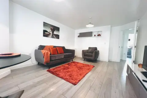 Czy hotel Tipton naprawdę istnieje? Odkryj prawdę o tej lokalizacji