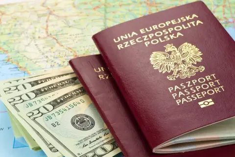 Polskie paszporty, banknoty dolarowe i mapa. Planujesz podróż do Rumunii?
