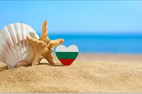 Muszelka, rozgwiazda i serce z flagą Bułgarii na plaży. Czy do Bułgarii potrzebny jest paszport? Sprawdź przed podróżą!