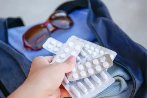 Jakie leki na wakacje do Turcji? Kluczowe preparaty, które musisz mieć