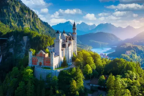 Zamek Neuschwanstein, jeden z najpiękniejszych miejsc w Europie, w otoczeniu gór i jeziora.