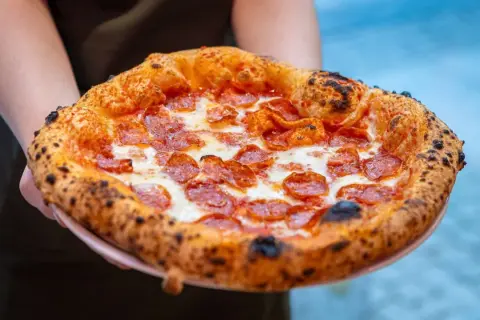 Gdzie zjeść najlepszą pizzę w Pizie? Odkryj lokalne perełki