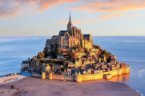 Mont Saint-Michel, jedno z najpiękniejszych miejsc we Francji, majestatycznie wznosi się z morza.