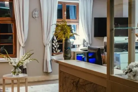 Czy można wynająć pokój w hotelu nie mając 18 lat? Sprawdź zasady