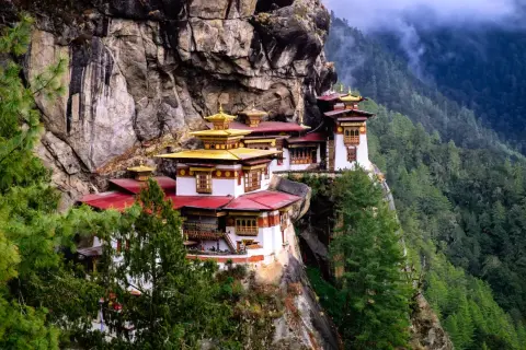 Spektakularny klasztor na klifie w Bhutanie. Marzysz o takiej wycieczce? Sprawdź, jaka jest bhutan wycieczka cena!