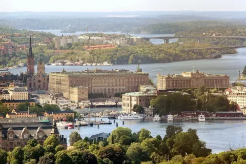 Sztokholm atrakcje za darmo: widok na Gamla Stan, Pałac Królewski i Parlament. Spacer po wyspie to świetny sposób na odkrywanie miasta.
