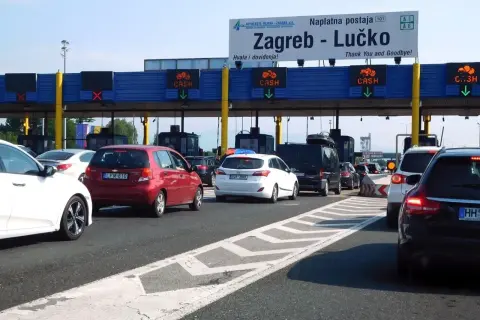 Korki na autostradzie przed punktem poboru opłat w Chorwacji. Winiety Chorwacja są niezbędne do przejazdu.