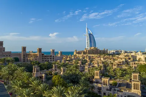 W jakim kraju jest Dubaj? Odkryj jego miejsce w Zjednoczonych Emiratach