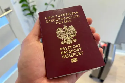 Polski paszport w dłoni. Czy do USA potrzebna jest wiza? Podróż do Ameryki wymaga sprawdzenia aktualnych przepisów wizowych.