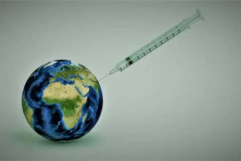Szczepienia na świecie, jakby Ziemia otrzymywała dawkę leku. Może to symbolizować globalne szczepienia, w tym te w Meksyku.