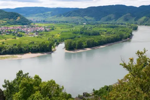 Dolina Wachau: malowniczy widok na Dunaj, winnice i urokliwe miasteczko. Idealne miejsce, by odkryć, co zobaczyć w tej austriackiej krainie.