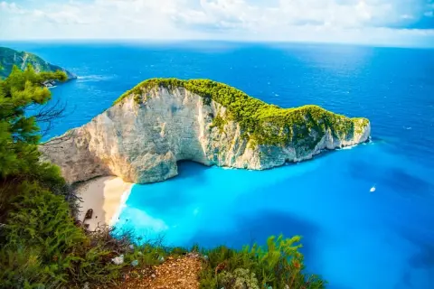 Navagio Beach, Zakynthos – jedno z najpiękniejszych miejsc w Grecji. Białe klify, turkusowa woda i wrak statku tworzą niezapomniany widok.