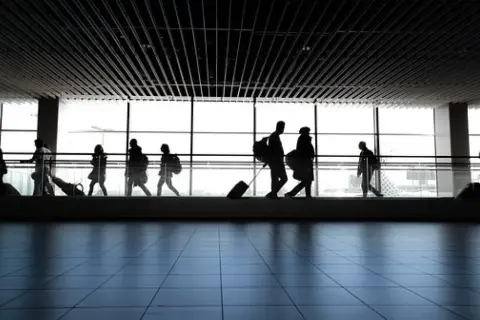 Jak wygląda transfer z lotniska do hotelu - uniknij stresu po przylocie