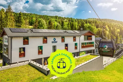 Apartamenty Bachledka Słowacja z kolejką linową w tle. Zielony neon informuje o darmowej kolejce podczas całego pobytu.