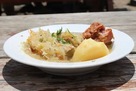 Co zjeść w Zakopanem? Odkryj najlepsze góralskie smaki i potrawy