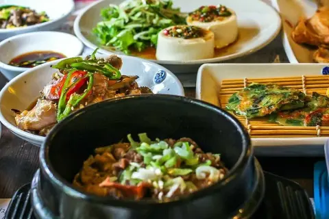 Co zjeść w Łodzi? Odkryj najlepsze smaki i restauracje w mieście