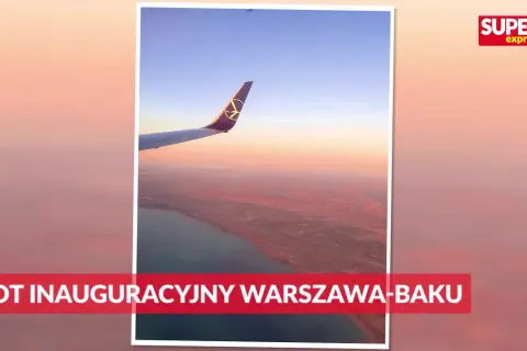 Skrzydło samolotu nad wybrzeżem podczas lotu do Azerbejdżanu. Inauguracyjny lot Warszawa-Baku.
